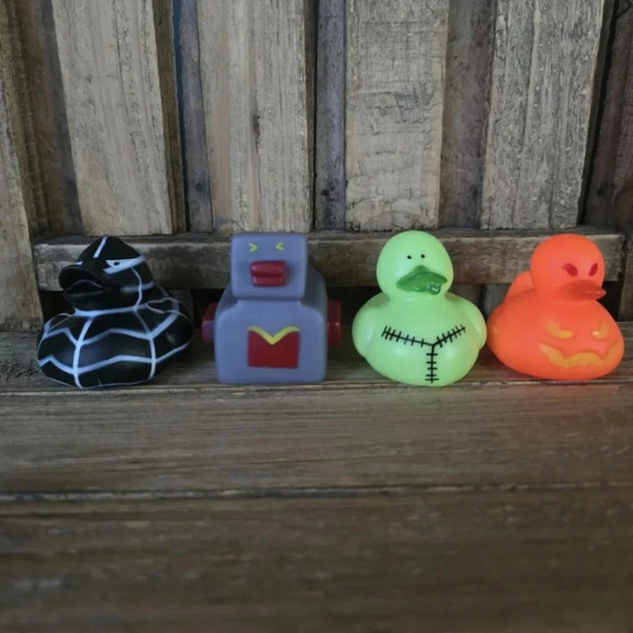 12 Halloween Rubber Ducks - Picture 5 of 6